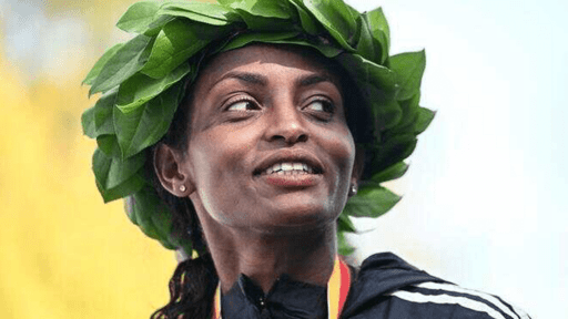 Maratona di Berlino: Tigist Assefa trionfa e riscrive la storia, battuto il record del mondo femminile