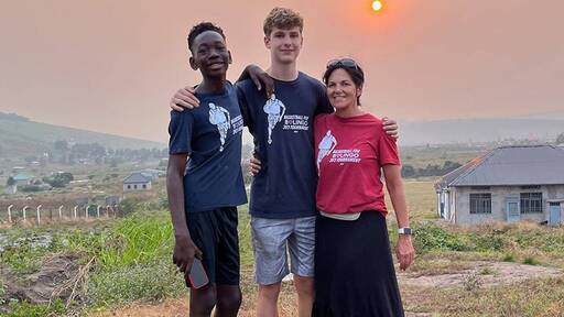 Laura Long: il suo lavoro regala il campo da basket all’orfanotrofio